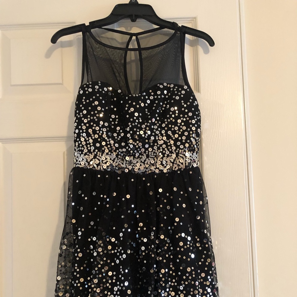 BEAUTIFUL DRESS - Picture 2 of 2
